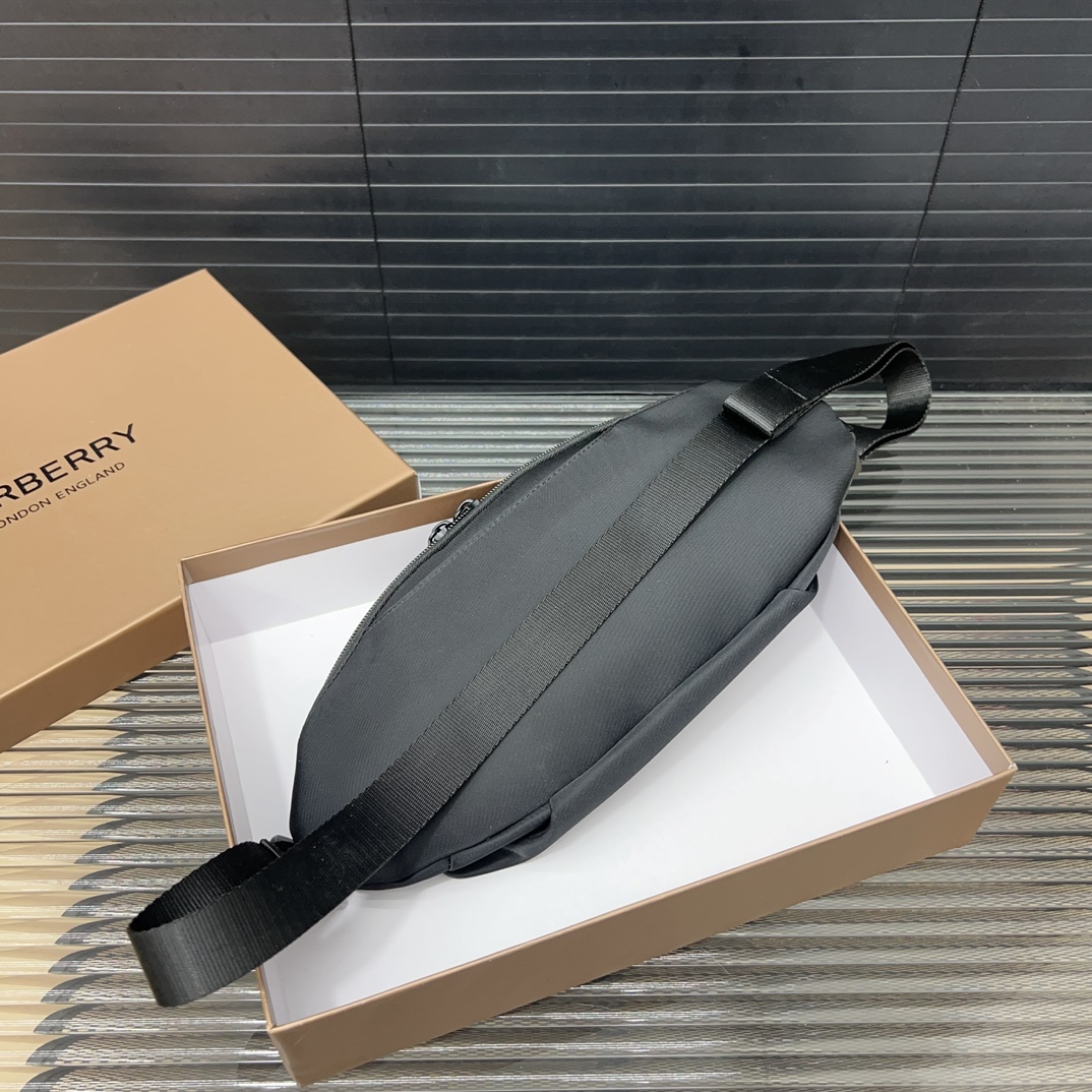 Burberry バーバリー ナイロン生地のウエストバッグ兼シングルショルダーバッグ。🚹男女兼用の斜め掛けバッグ（チェストバッグ）で、クラシックなロゴが元廠の技術と素材と相まっています。