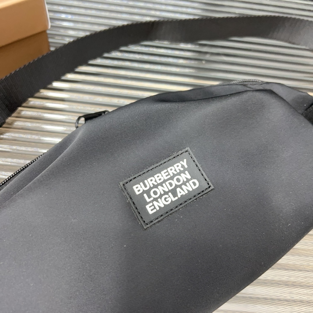 Burberry バーバリー ナイロン生地のウエストバッグ兼シングルショルダーバッグ。🚹男女兼用の斜め掛けバッグ（チェストバッグ）で、クラシックなロゴが元廠の技術と素材と相まっています。