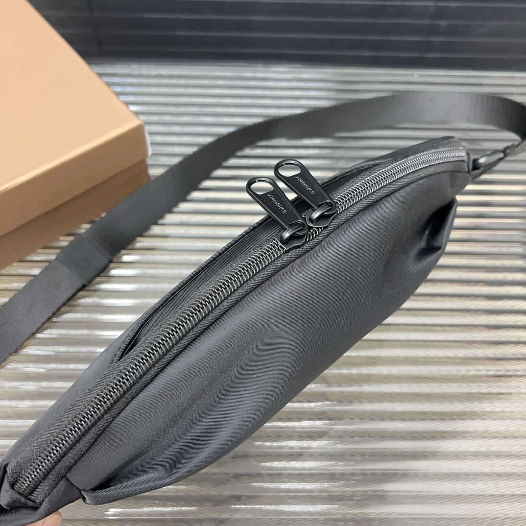 Burberry バーバリー ナイロン生地のウエストバッグ兼シングルショルダーバッグ。🚹男女兼用の斜め掛けバッグ（チェストバッグ）で、クラシックなロゴが元廠の技術と素材と相まっています。