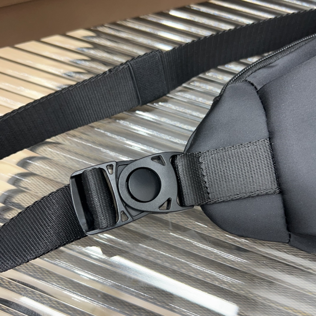 Burberry バーバリー ナイロン生地のウエストバッグ兼シングルショルダーバッグ。🚹男女兼用の斜め掛けバッグ（チェストバッグ）で、クラシックなロゴが元廠の技術と素材と相まっています。