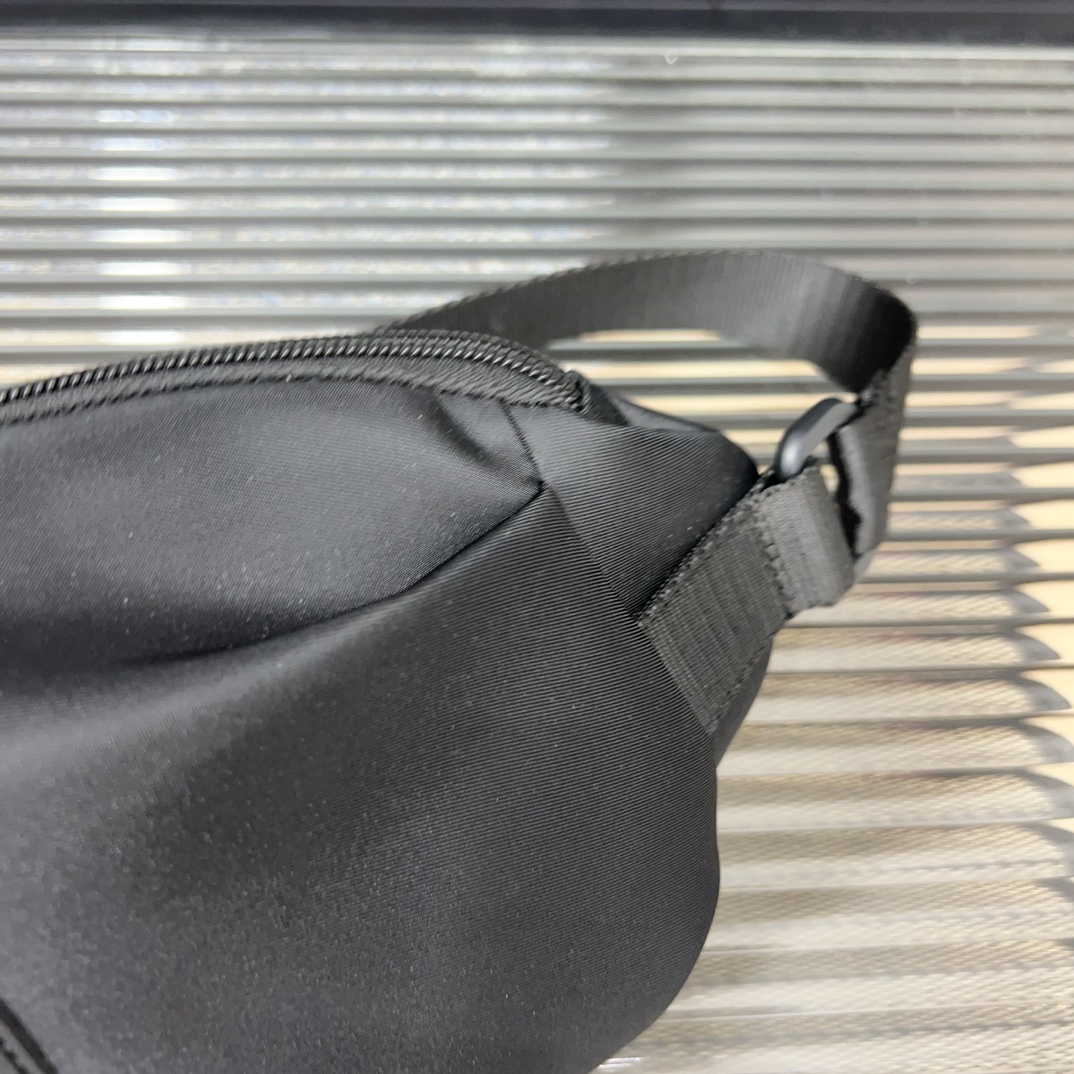 Burberry バーバリー ナイロン生地のウエストバッグ兼シングルショルダーバッグ。🚹男女兼用の斜め掛けバッグ（チェストバッグ）で、クラシックなロゴが元廠の技術と素材と相まっています。