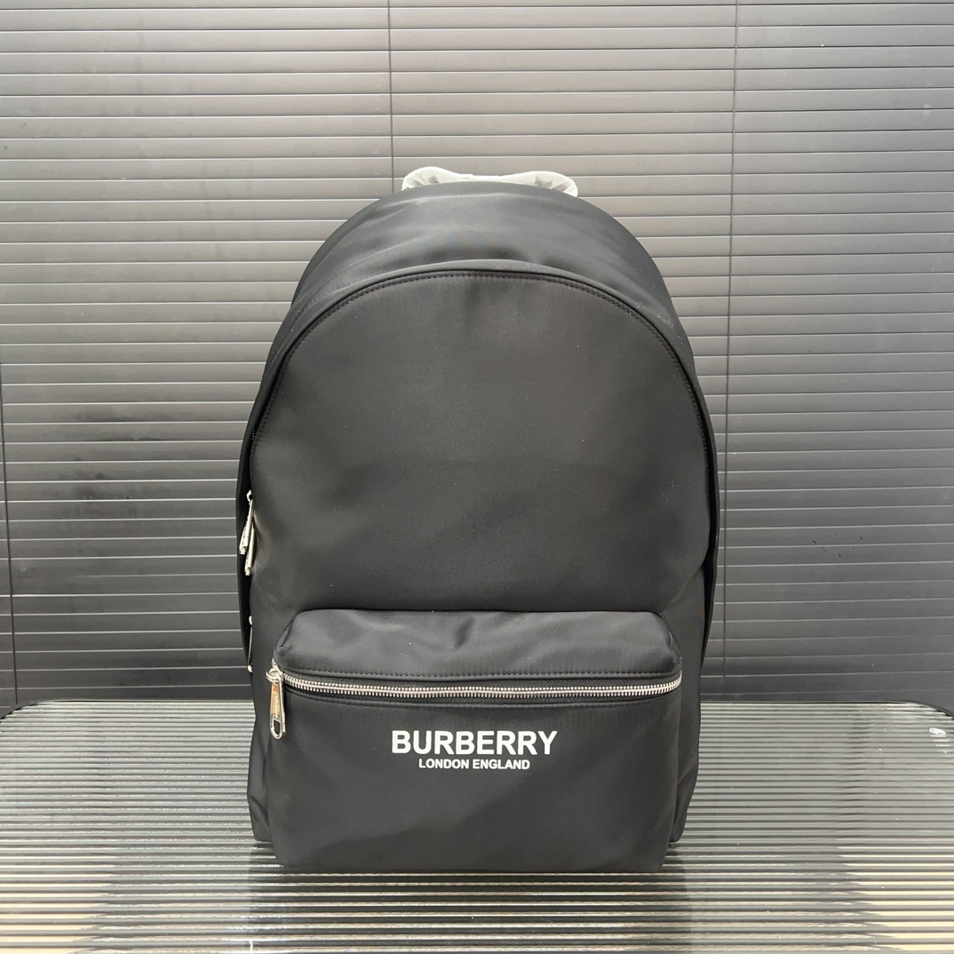 Burberry バーバリー ロゴプリントの ECONYL® 製ダブルショルダーバッグ。男女兼用のリュックサックです。