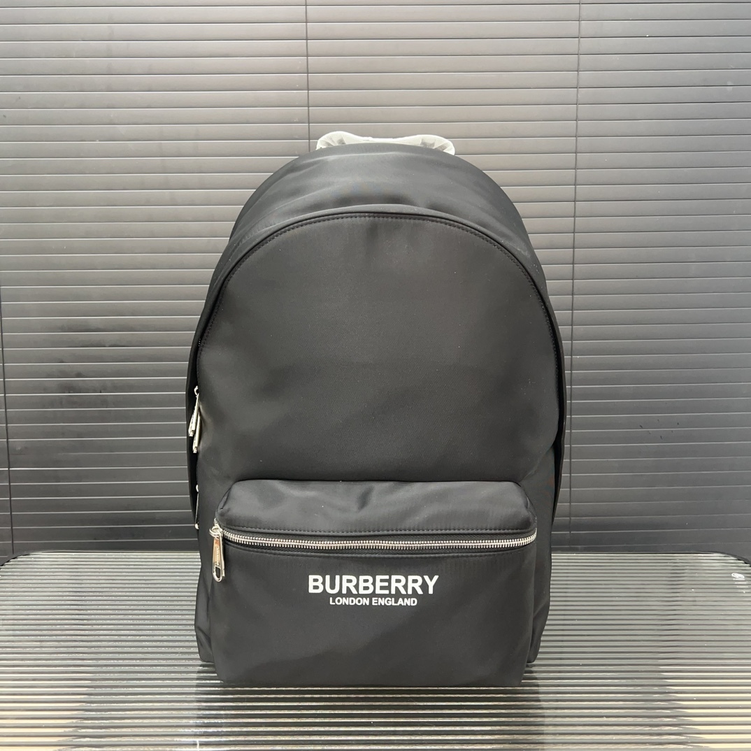 Burberry バーバリー ロゴプリントの ECONYL® 製ダブルショルダーバッグ。男女兼用のリュックサックです。