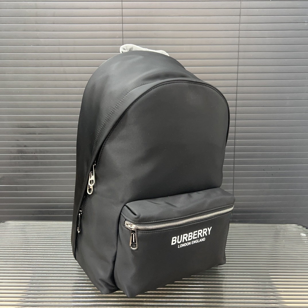 Burberry バーバリー ロゴプリントの ECONYL® 製ダブルショルダーバッグ。男女兼用のリュックサックです。