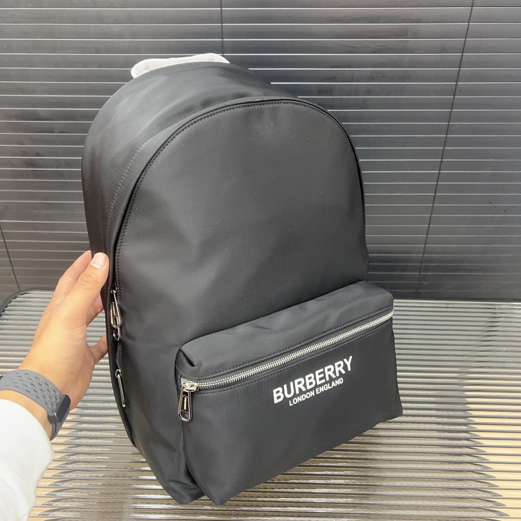 Burberry バーバリー ロゴプリントの ECONYL® 製ダブルショルダーバッグ。男女兼用のリュックサックです。