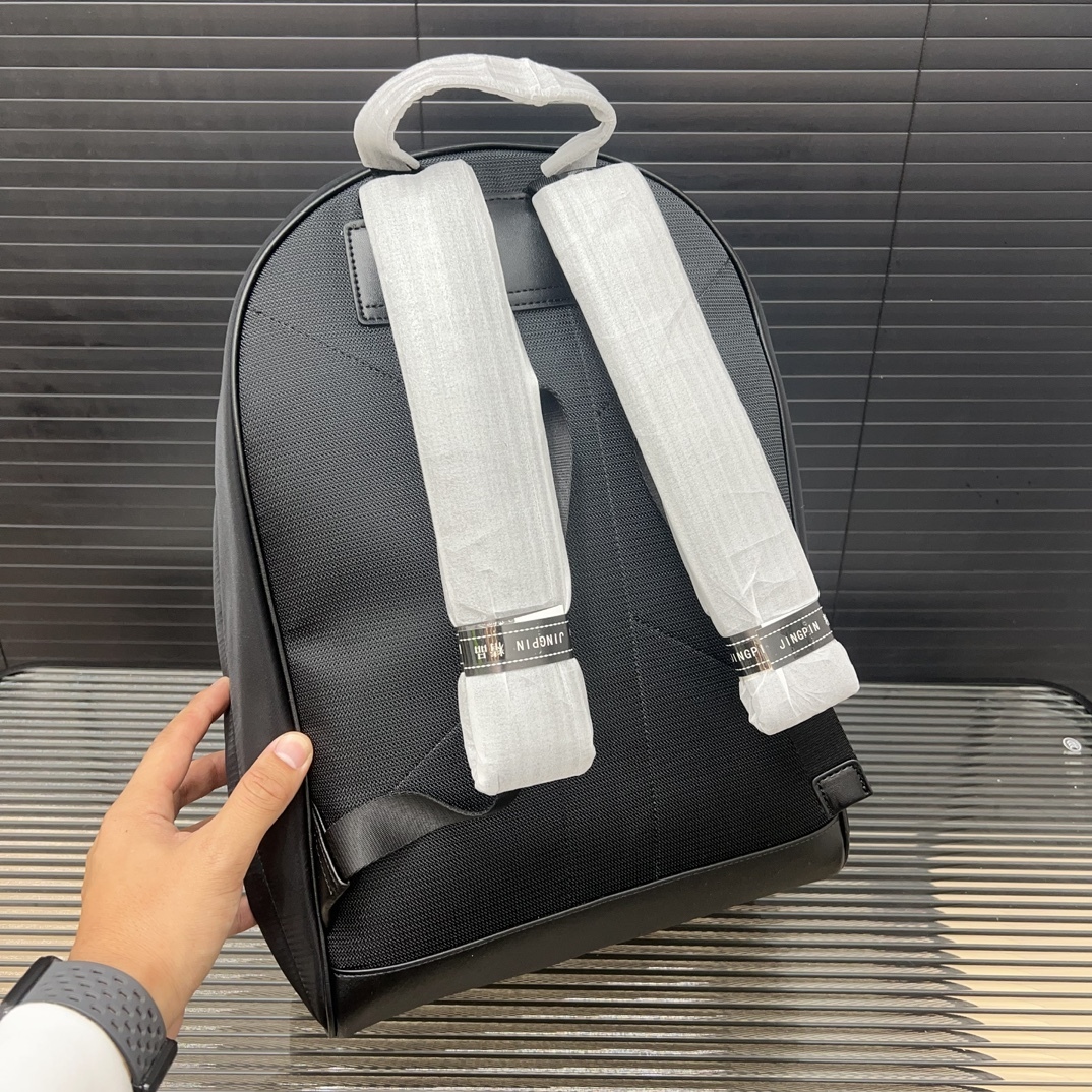 Burberry バーバリー ロゴプリントの ECONYL® 製ダブルショルダーバッグ。男女兼用のリュックサックです。