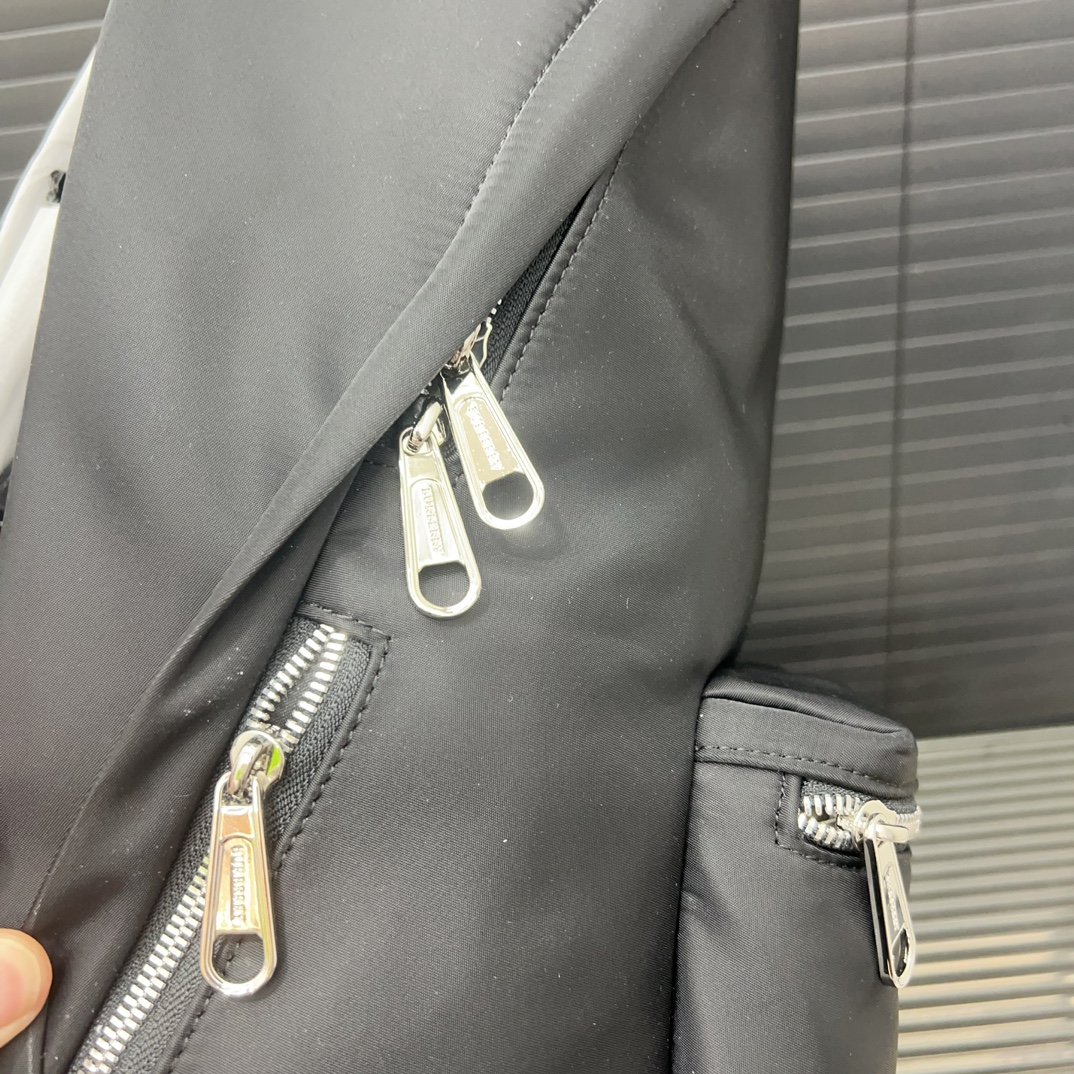 Burberry バーバリー ロゴプリントの ECONYL® 製ダブルショルダーバッグ。男女兼用のリュックサックです。