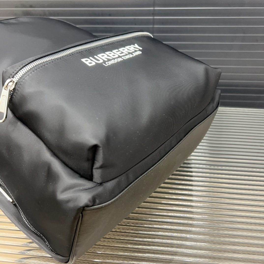 Burberry バーバリー ロゴプリントの ECONYL® 製ダブルショルダーバッグ。男女兼用のリュックサックです。