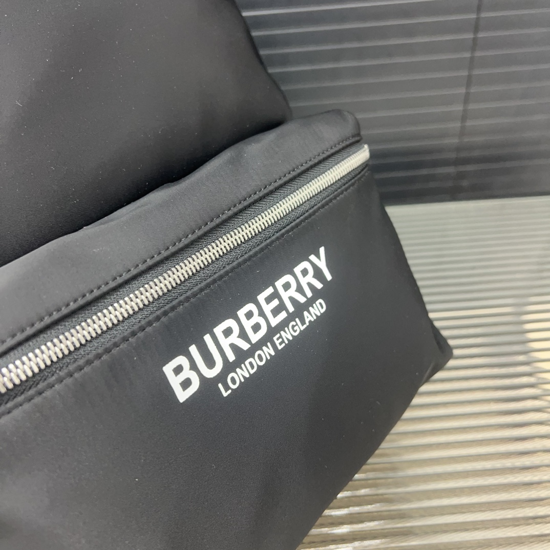 Burberry バーバリー ロゴプリントの ECONYL® 製ダブルショルダーバッグ。男女兼用のリュックサックです。