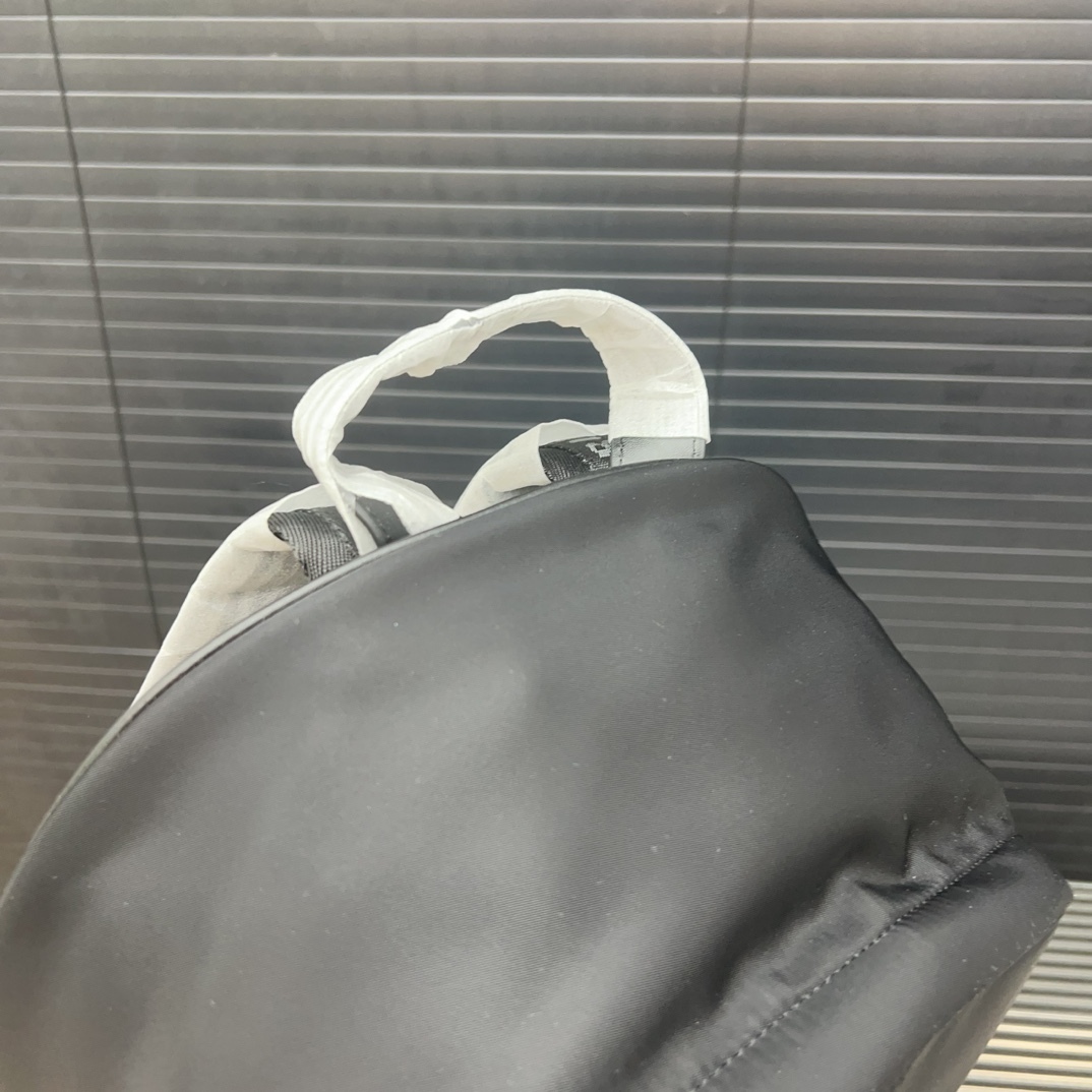 Burberry バーバリー ロゴプリントの ECONYL® 製ダブルショルダーバッグ。男女兼用のリュックサックです。