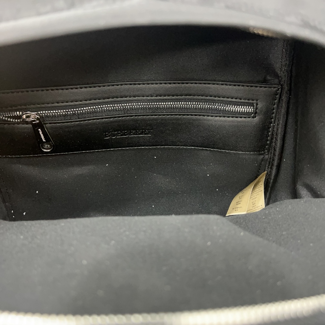 Burberry バーバリー ロゴプリントの ECONYL® 製ダブルショルダーバッグ。男女兼用のリュックサックです。