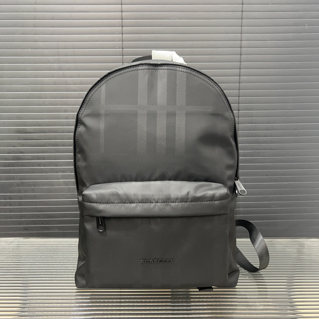 Burberry バーバリー チェックプリントのダブルショルダーバッグ。大容量の男女兼用リュックサックです。