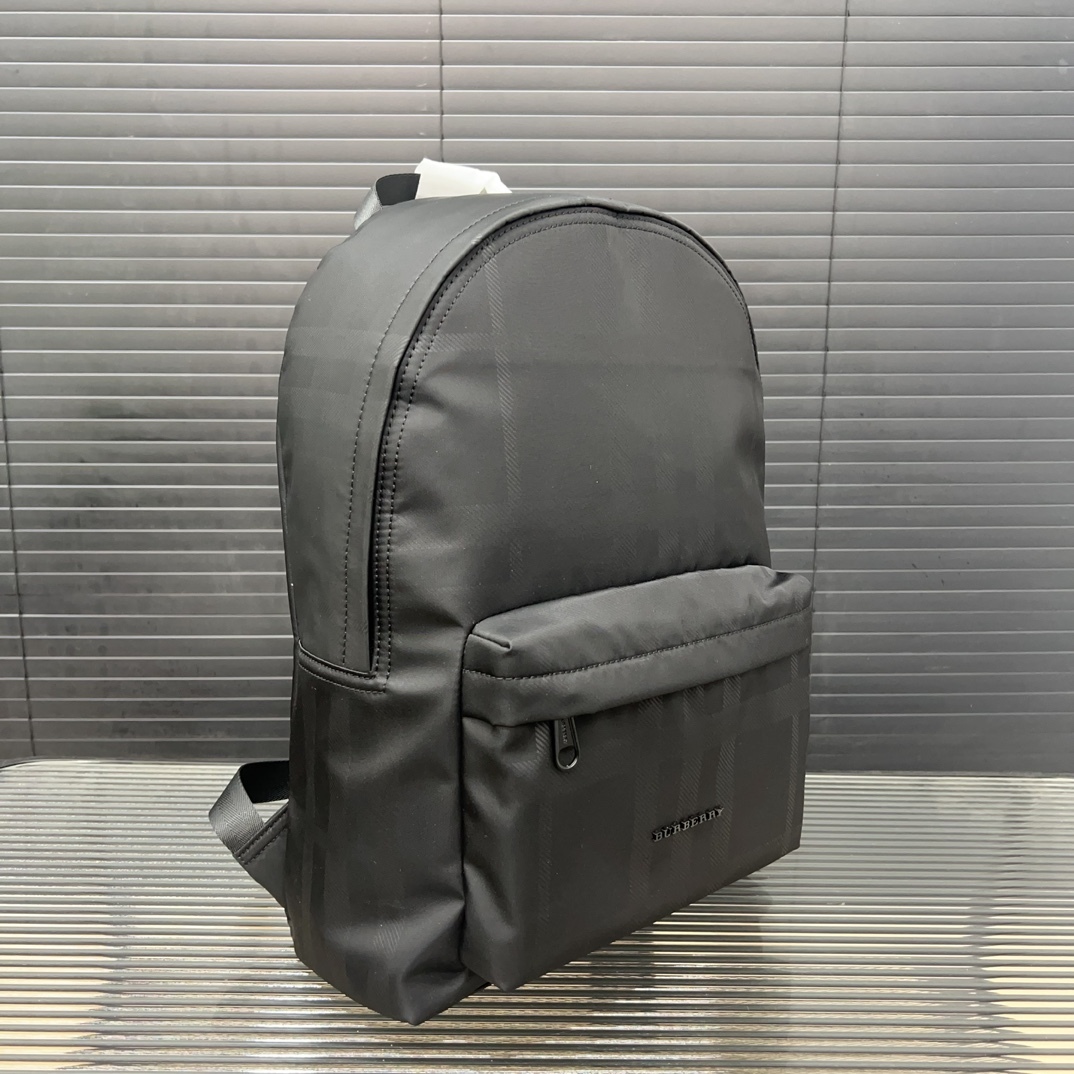 Burberry バーバリー チェックプリントのダブルショルダーバッグ。大容量の男女兼用リュックサックです。