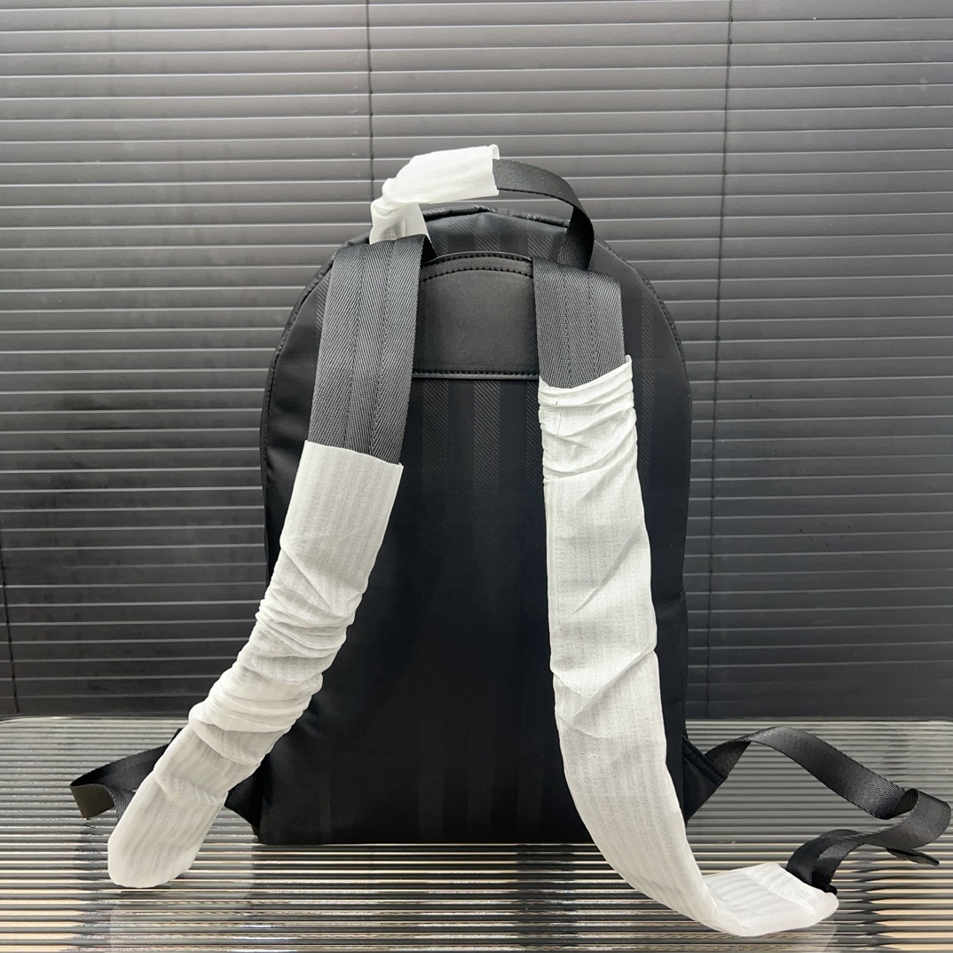 Burberry バーバリー チェックプリントのダブルショルダーバッグ。大容量の男女兼用リュックサックです。