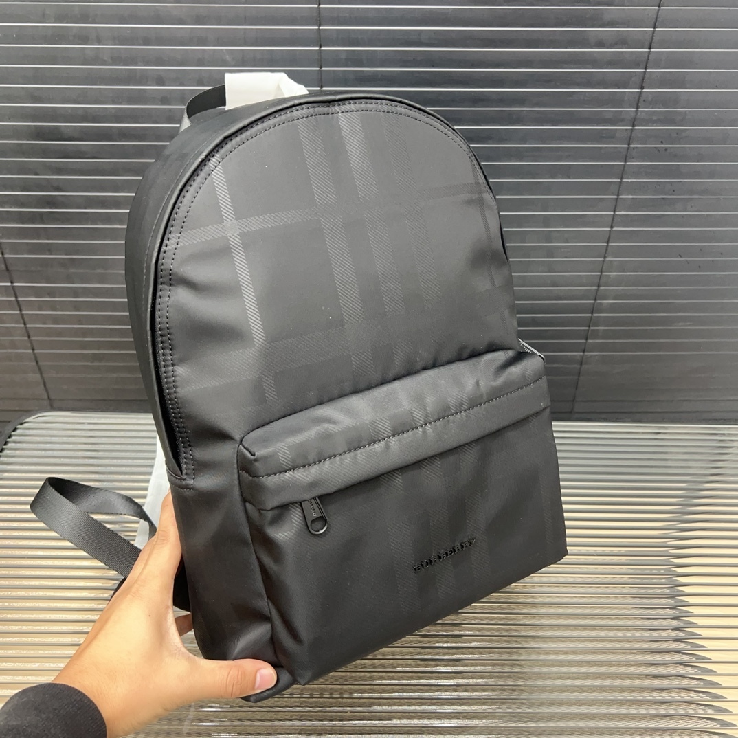 Burberry バーバリー チェックプリントのダブルショルダーバッグ。大容量の男女兼用リュックサックです。