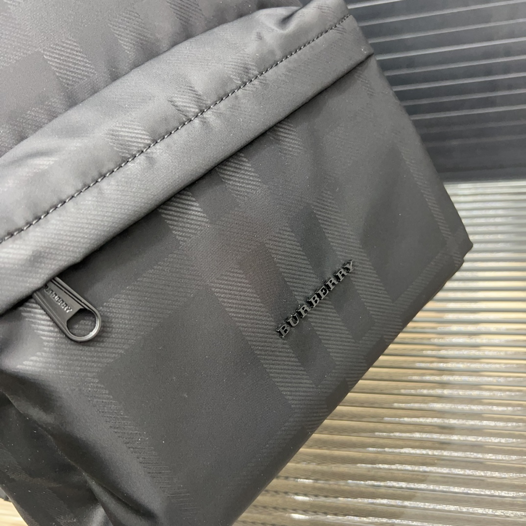 Burberry バーバリー チェックプリントのダブルショルダーバッグ。大容量の男女兼用リュックサックです。