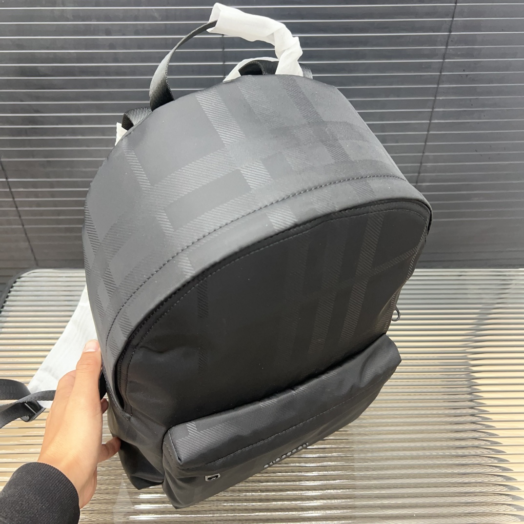 Burberry バーバリー チェックプリントのダブルショルダーバッグ。大容量の男女兼用リュックサックです。