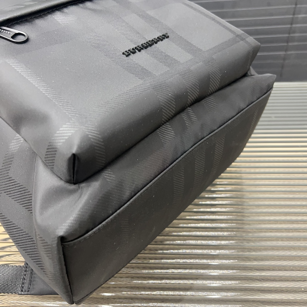 Burberry バーバリー チェックプリントのダブルショルダーバッグ。大容量の男女兼用リュックサックです。