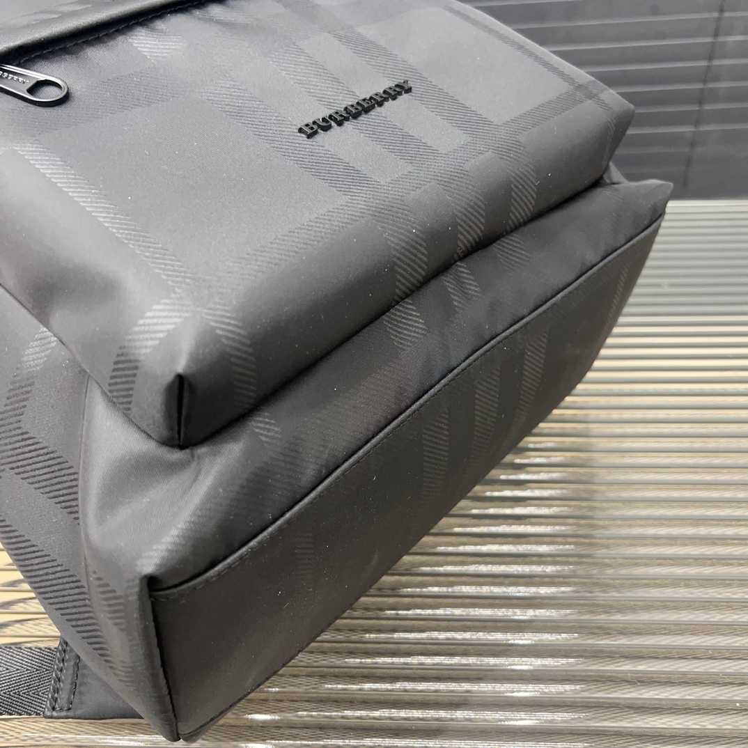 Burberry バーバリー チェックプリントのダブルショルダーバッグ。大容量の男女兼用リュックサックです。