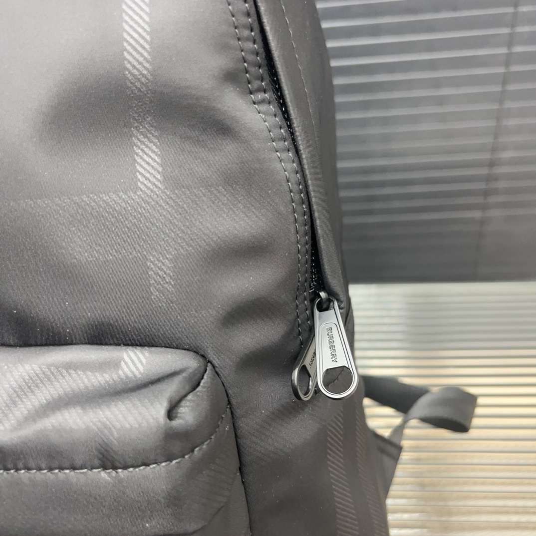 Burberry バーバリー チェックプリントのダブルショルダーバッグ。大容量の男女兼用リュックサックです。