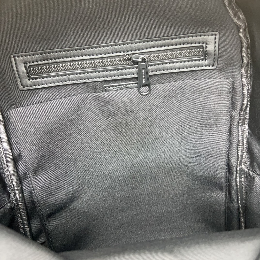 Burberry バーバリー チェックプリントのダブルショルダーバッグ。大容量の男女兼用リュックサックです。