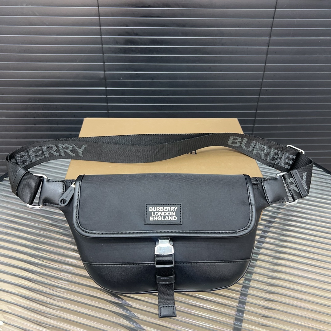 Burberry バーバリー チェック模様のウエストバッグ兼シングルショルダーバッグ。