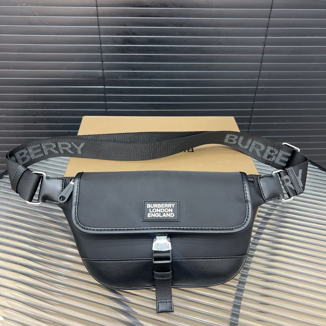 Burberry バーバリー チェック模様のウエストバッグ兼シングルショルダーバッグ。