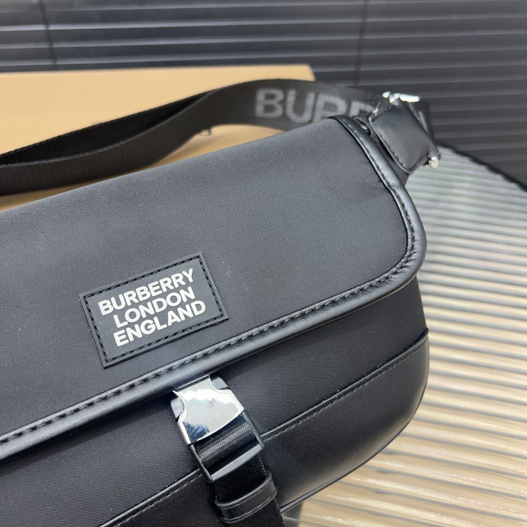 Burberry バーバリー チェック模様のウエストバッグ兼シングルショルダーバッグ。