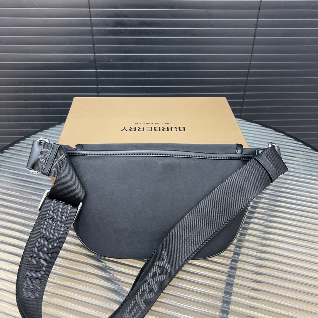 Burberry バーバリー チェック模様のウエストバッグ兼シングルショルダーバッグ。