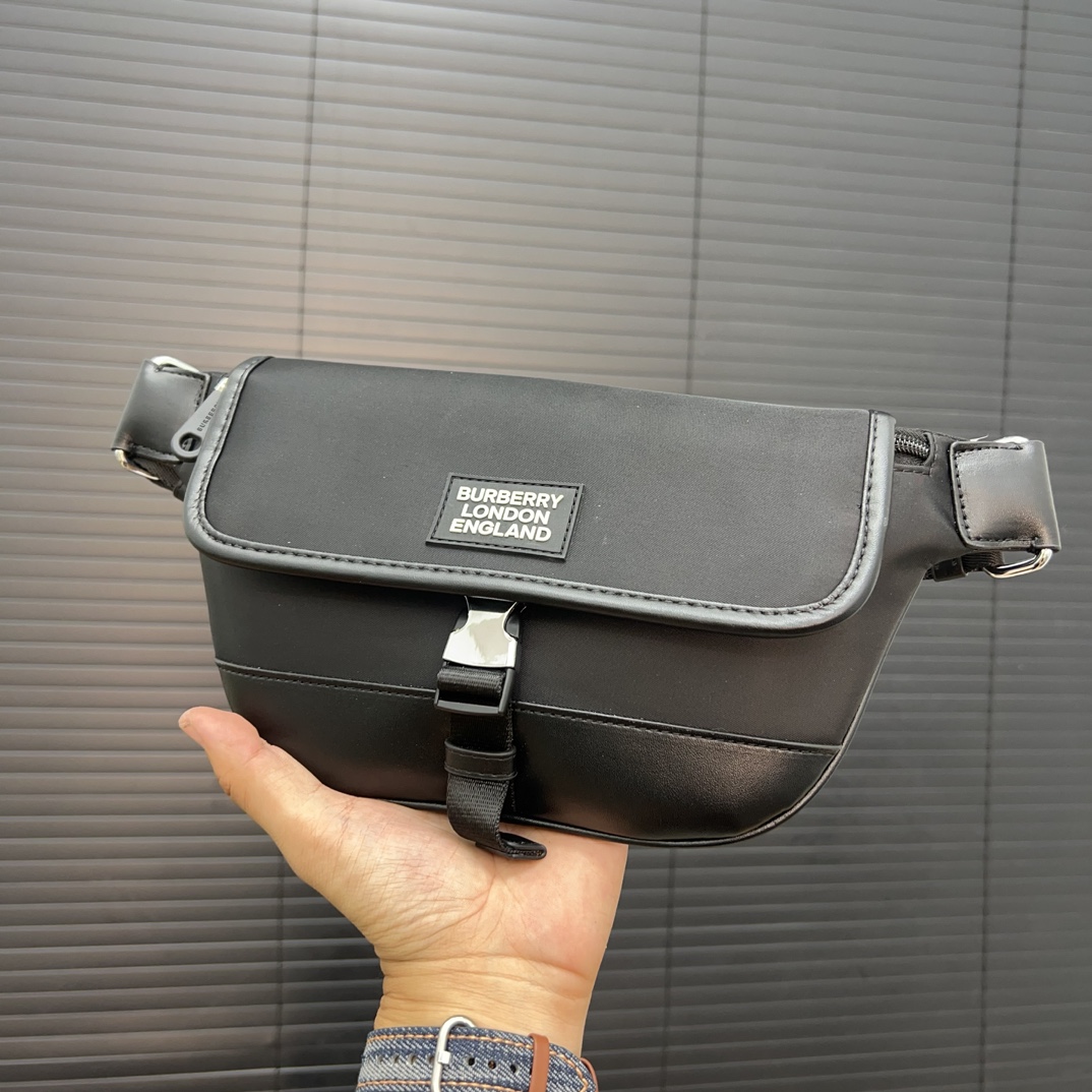 Burberry バーバリー チェック模様のウエストバッグ兼シングルショルダーバッグ。