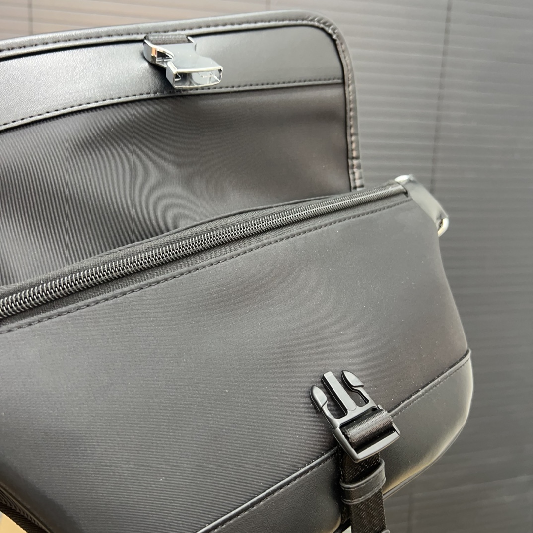 Burberry バーバリー チェック模様のウエストバッグ兼シングルショルダーバッグ。