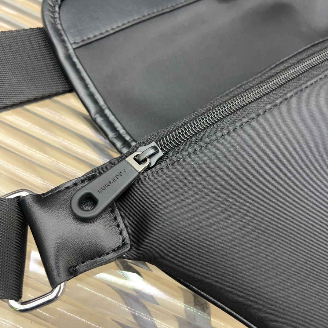 Burberry バーバリー チェック模様のウエストバッグ兼シングルショルダーバッグ。