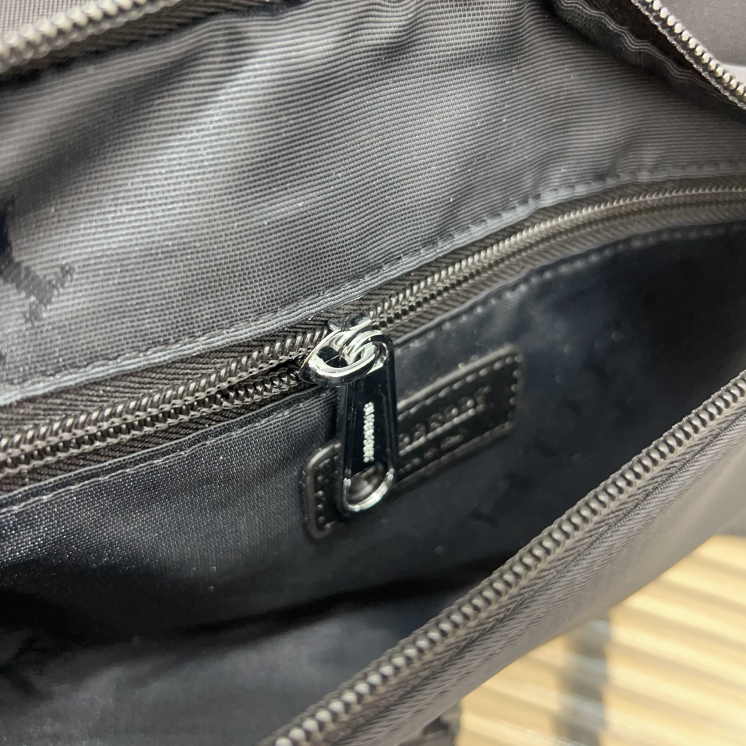 Burberry バーバリー チェック模様のウエストバッグ兼シングルショルダーバッグ。