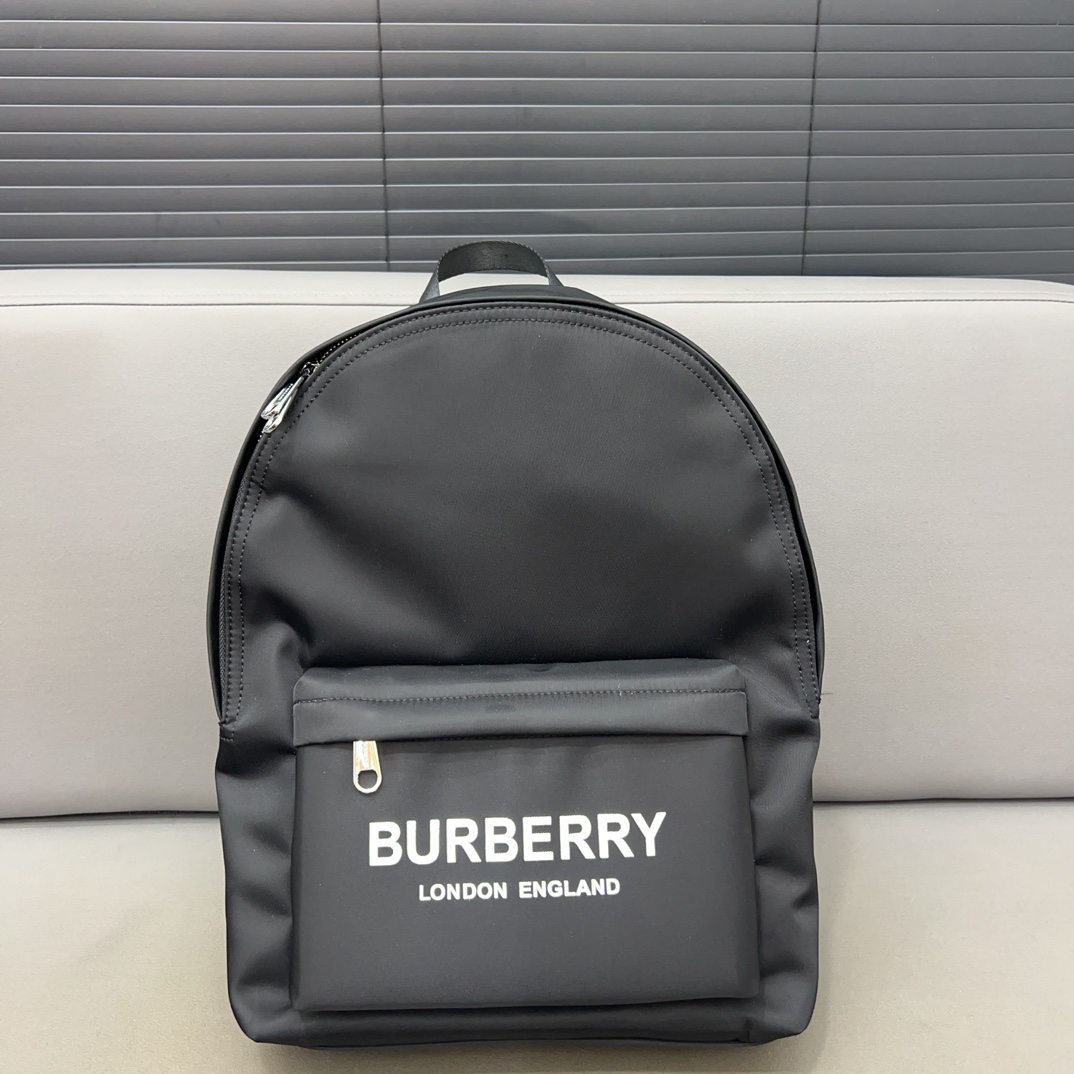 Burberry バーバリー ロゴプリントの ECONYL® 製ダブルショルダーバッグ。男女兼用のリュックサックで、学校での使用にも適しています