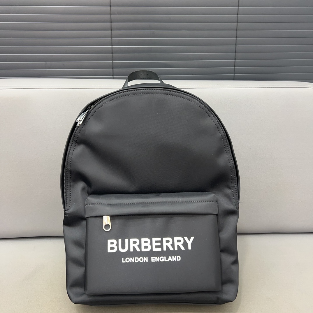 Burberry バーバリー ロゴプリントの ECONYL® 製ダブルショルダーバッグ。男女兼用のリュックサックで、学校での使用にも適しています