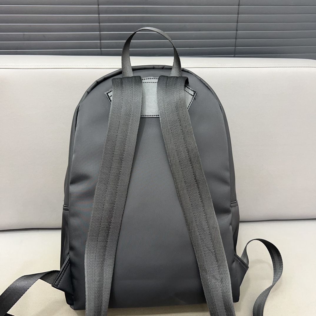 Burberry バーバリー ロゴプリントの ECONYL® 製ダブルショルダーバッグ。男女兼用のリュックサックで、学校での使用にも適しています