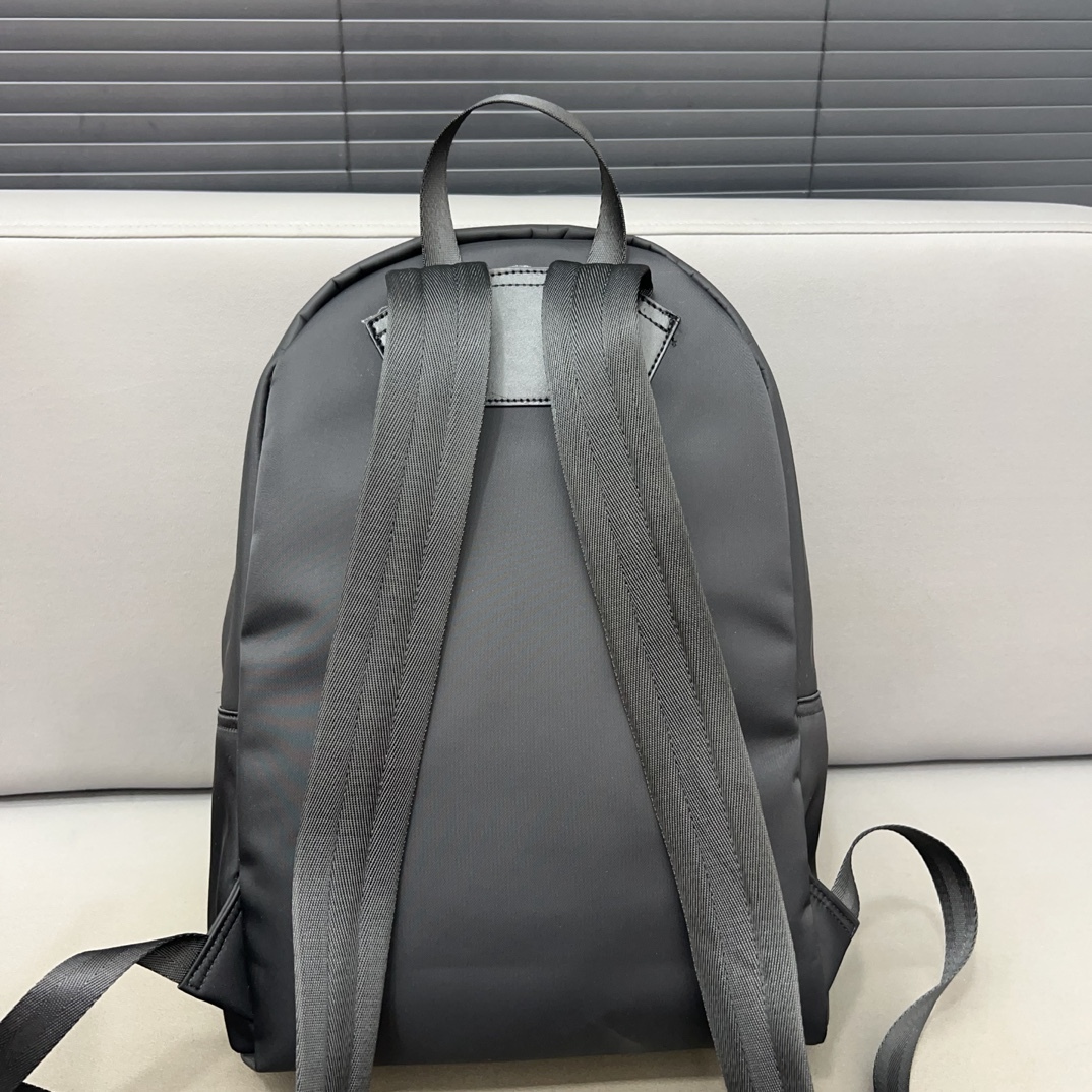 Burberry バーバリー ロゴプリントの ECONYL® 製ダブルショルダーバッグ。男女兼用のリュックサックで、学校での使用にも適しています