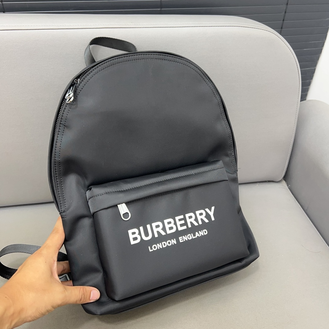 Burberry バーバリー ロゴプリントの ECONYL® 製ダブルショルダーバッグ。男女兼用のリュックサックで、学校での使用にも適しています