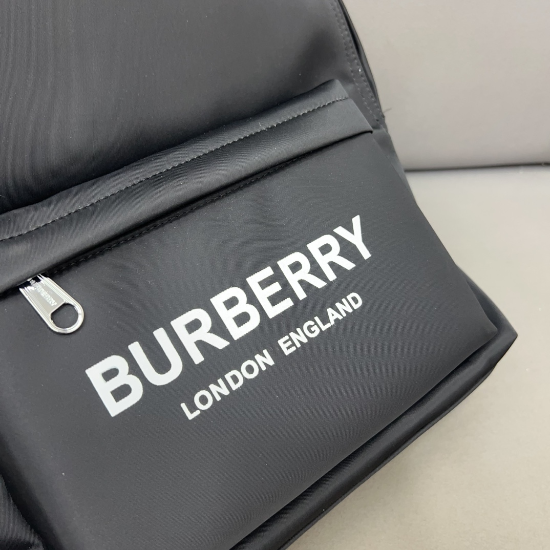 Burberry バーバリー ロゴプリントの ECONYL® 製ダブルショルダーバッグ。男女兼用のリュックサックで、学校での使用にも適しています