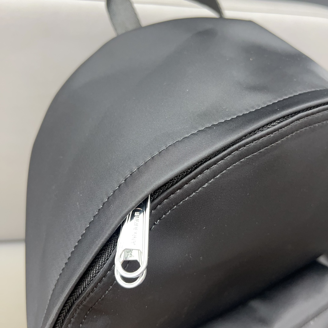 Burberry バーバリー ロゴプリントの ECONYL® 製ダブルショルダーバッグ。男女兼用のリュックサックで、学校での使用にも適しています