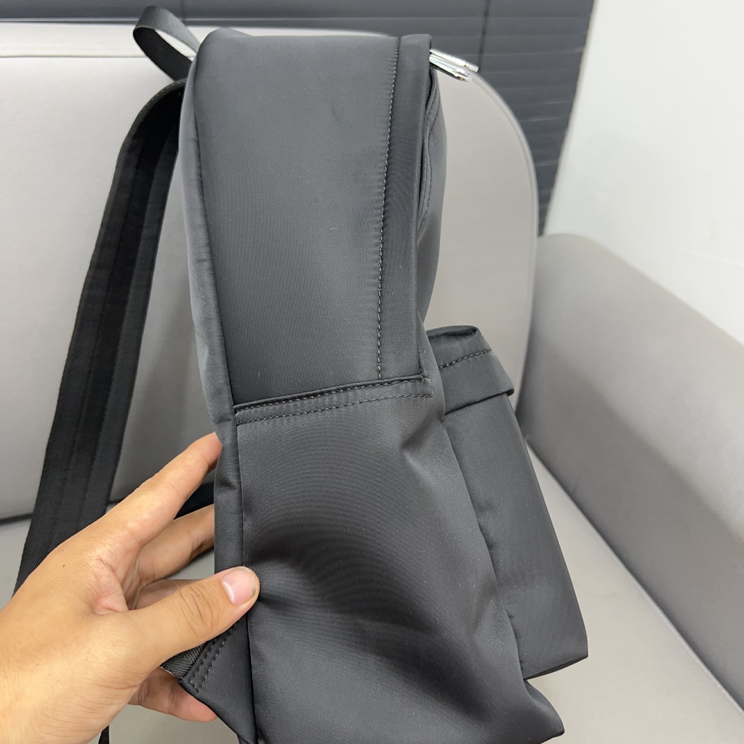 Burberry バーバリー ロゴプリントの ECONYL® 製ダブルショルダーバッグ。男女兼用のリュックサックで、学校での使用にも適しています