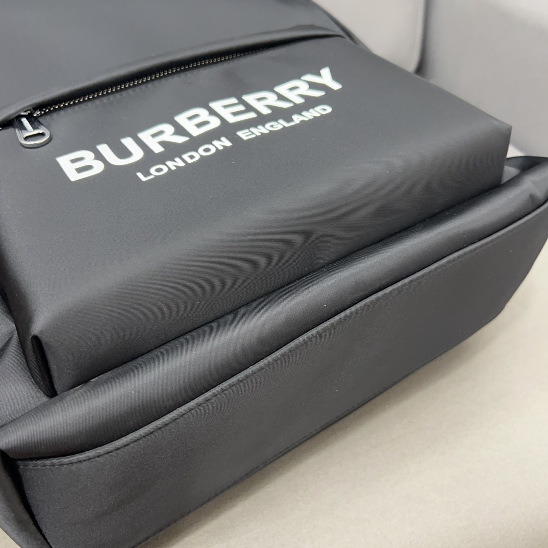 Burberry バーバリー ロゴプリントの ECONYL® 製ダブルショルダーバッグ。男女兼用のリュックサックで、学校での使用にも適しています
