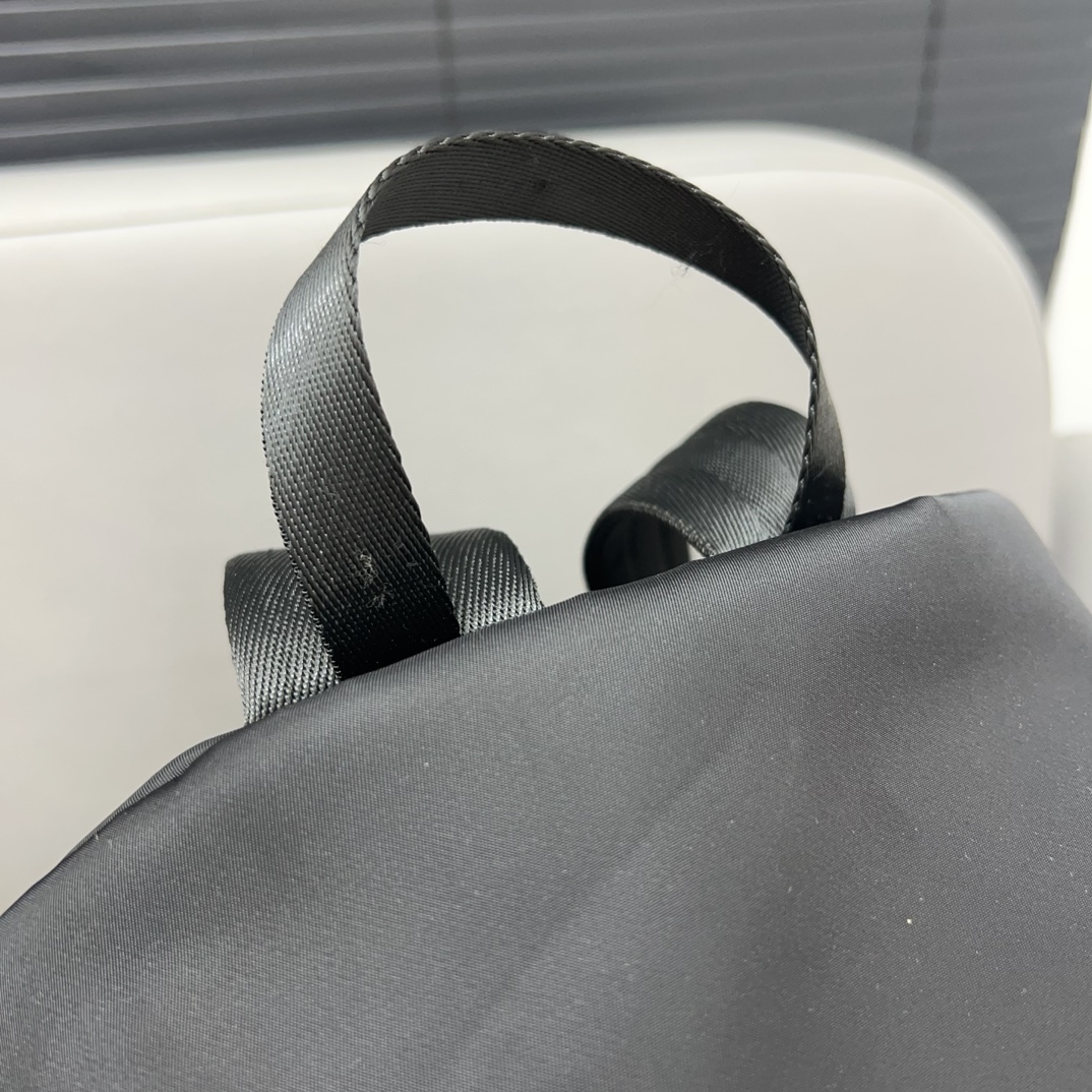 Burberry バーバリー ロゴプリントの ECONYL® 製ダブルショルダーバッグ。男女兼用のリュックサックで、学校での使用にも適しています