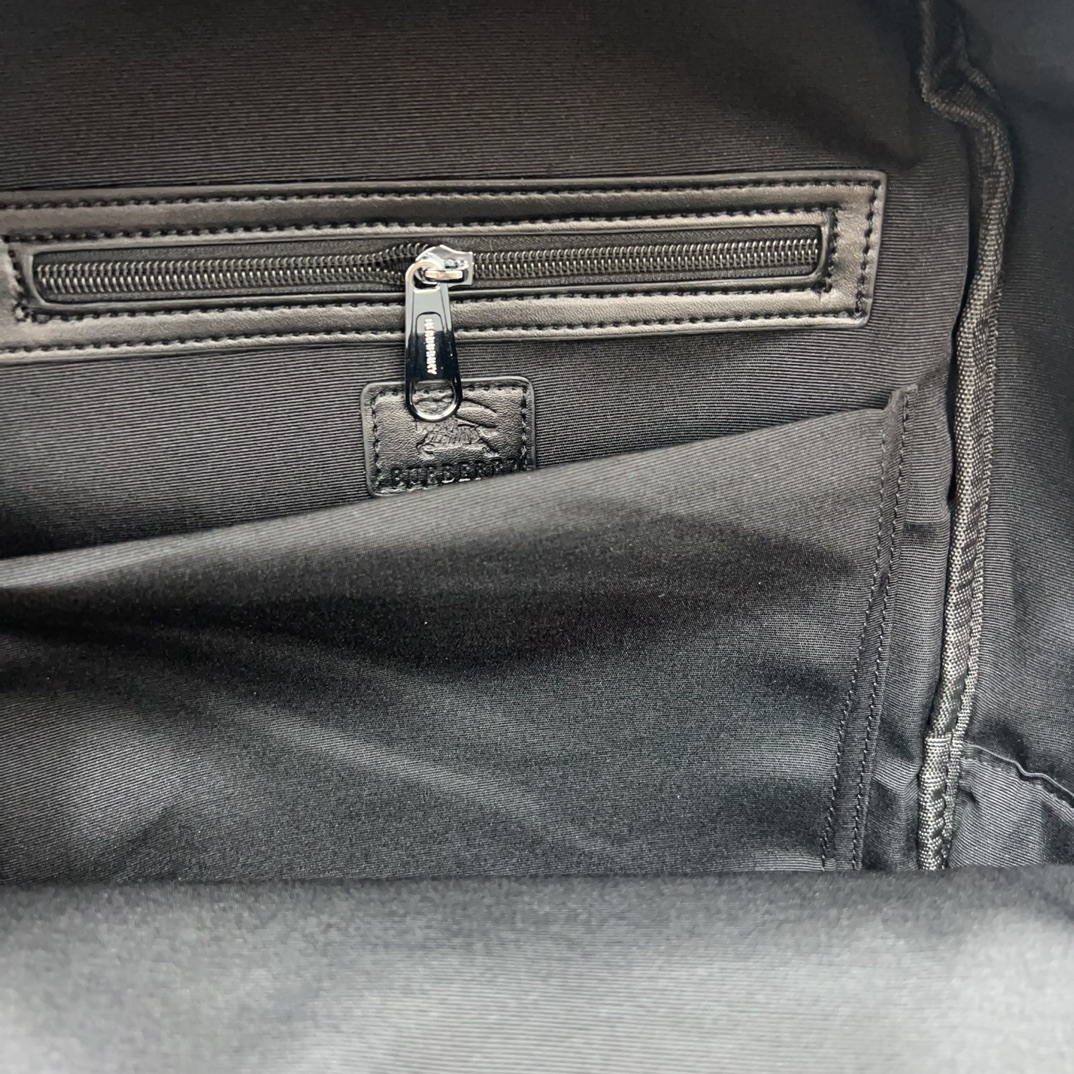 Burberry バーバリー ロゴプリントの ECONYL® 製ダブルショルダーバッグ。男女兼用のリュックサックで、学校での使用にも適しています