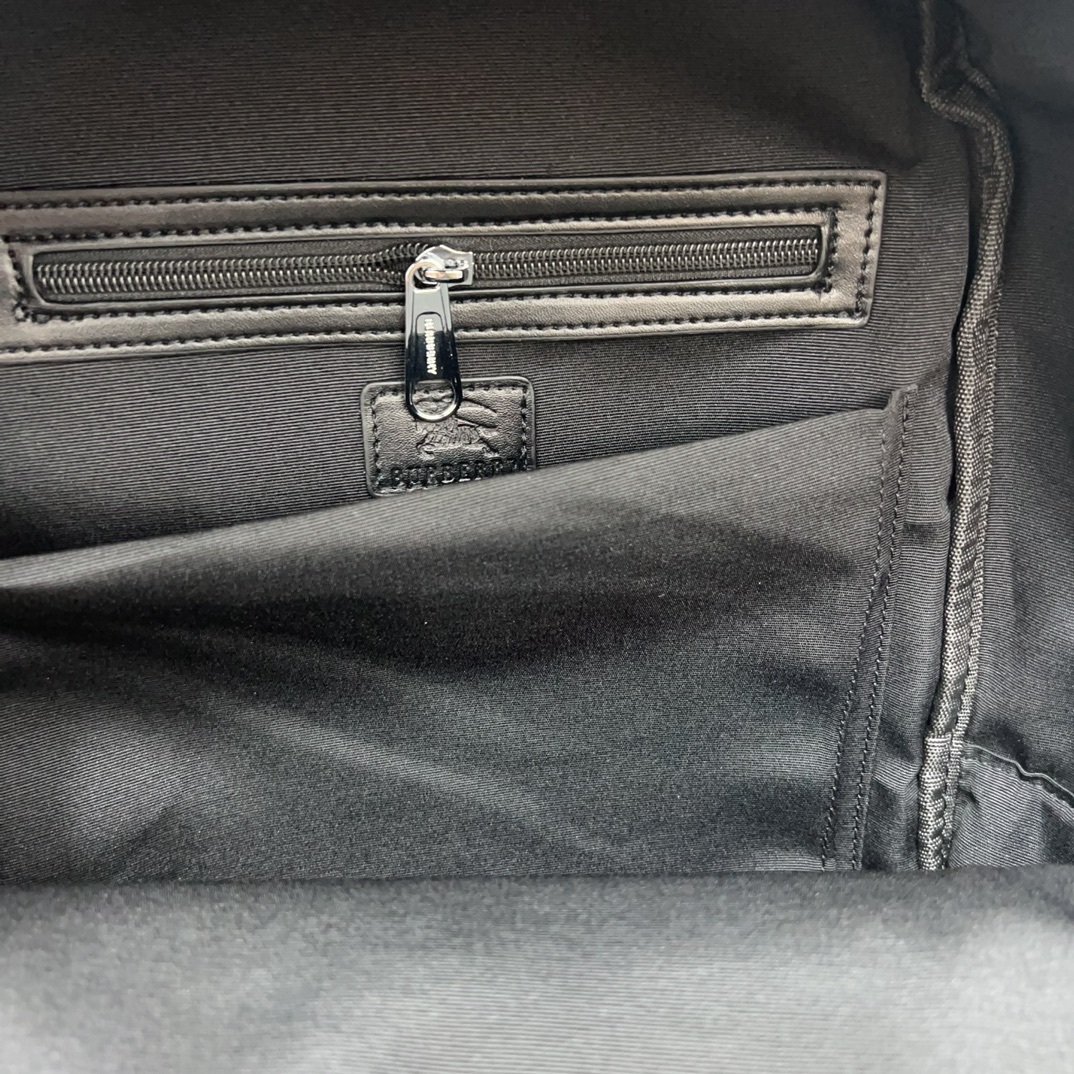 Burberry バーバリー ロゴプリントの ECONYL® 製ダブルショルダーバッグ。男女兼用のリュックサックで、学校での使用にも適しています