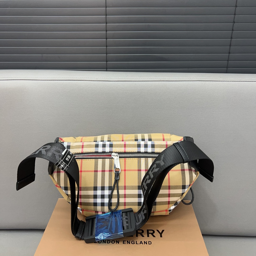 Burberry バーバリー チェック模様のウエストバッグ兼シングルショルダーバッグ。🚹男女兼用の斜め掛けバッグ（チェストバッグ）