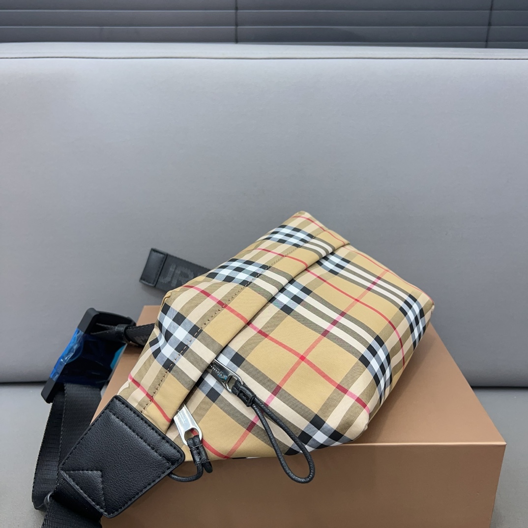 Burberry バーバリー チェック模様のウエストバッグ兼シングルショルダーバッグ。🚹男女兼用の斜め掛けバッグ（チェストバッグ）