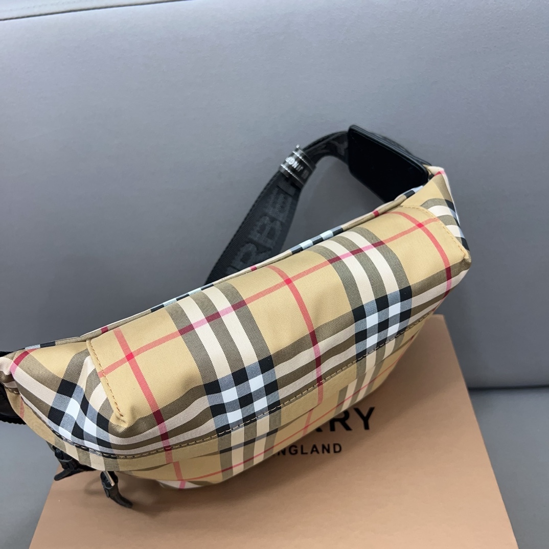 Burberry バーバリー チェック模様のウエストバッグ兼シングルショルダーバッグ。🚹男女兼用の斜め掛けバッグ（チェストバッグ）