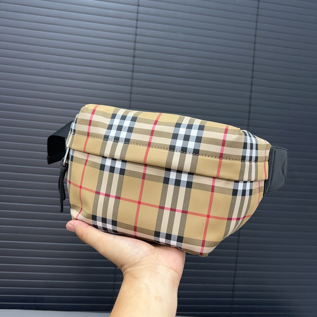 Burberry バーバリー チェック模様のウエストバッグ兼シングルショルダーバッグ。🚹男女兼用の斜め掛けバッグ（チェストバッグ）
