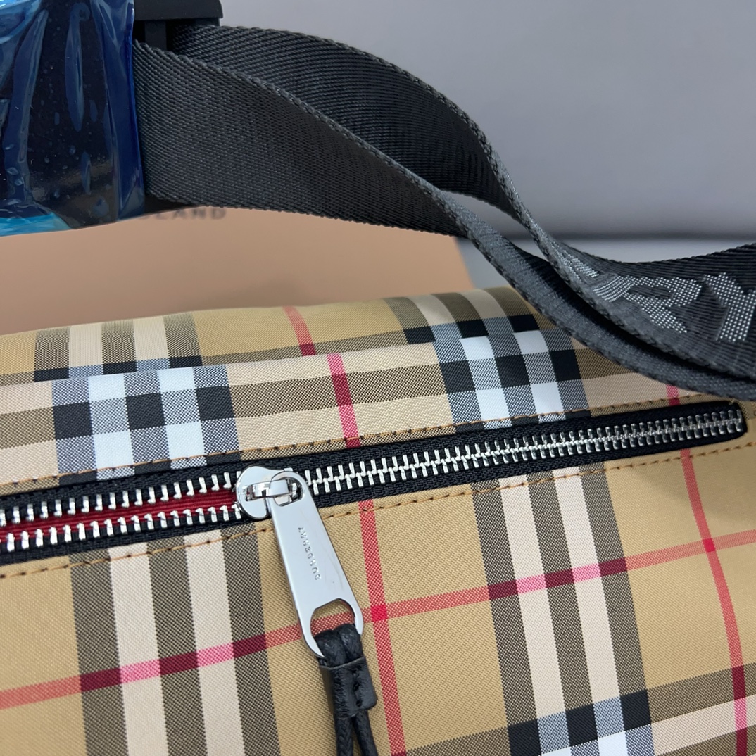 Burberry バーバリー チェック模様のウエストバッグ兼シングルショルダーバッグ。🚹男女兼用の斜め掛けバッグ（チェストバッグ）